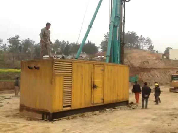 合作如何判断水冷式机油散热器密封件是否需要更换？